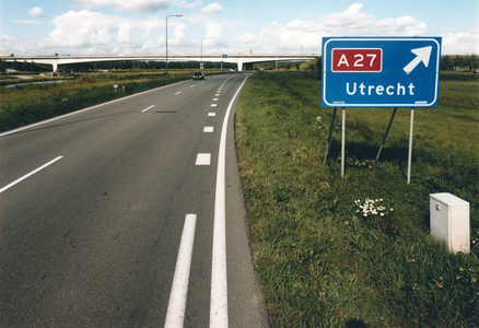 847616 Gezicht op de op- en afrit van de A27 bij Houten. Op de achtergrond het viaduct in de A27.
